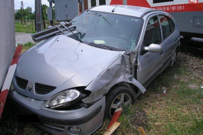 Ilustračný obrázok k článku Nešťastie na železničnom priecestí: Vlak vrazil do auta!