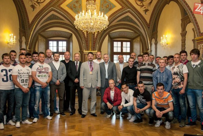 Ilustračný obrázok k článku Radnica hostila hokejovú návštevu: Gogola obdržal od baranov nevšedný dar