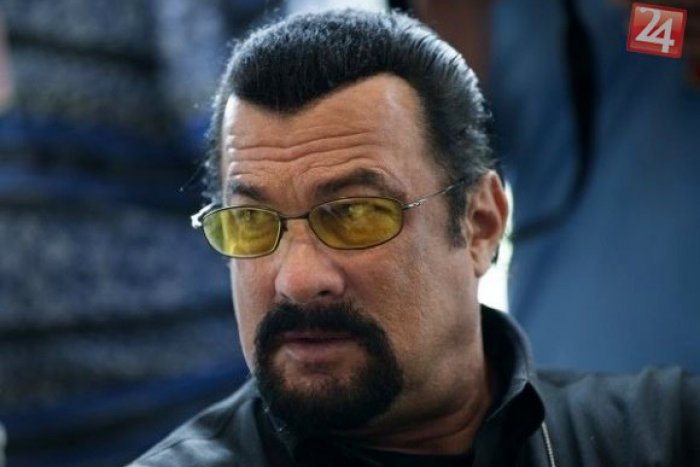 Ilustračný obrázok k článku Seagal od nás neodchádzal s prázdnymi rukami: Dostal tak unikátny dar, že až híkal