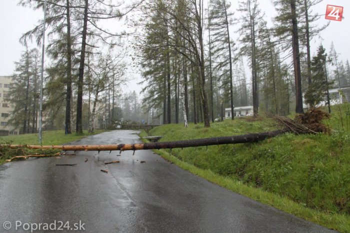 Ilustračný obrázok k článku V Tatrách počítajú škody: Odpratávanie následkov potrvá celý víkend