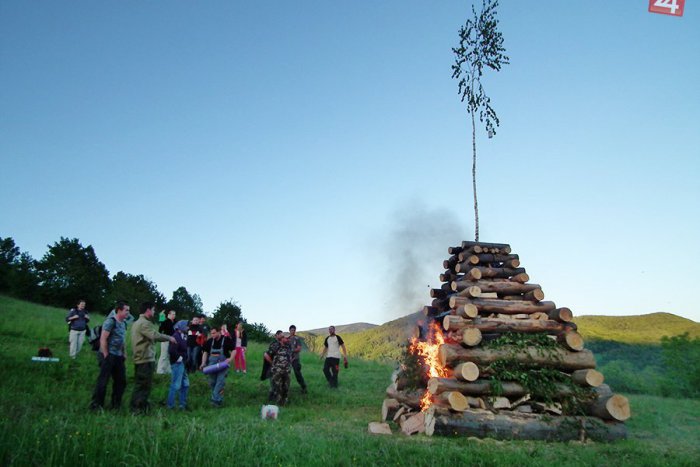 Ilustračný obrázok k článku Nad Muránskou Dlhou Lúkou sa rozhorela májová vatra, ako symbol výhry nad fašizmom