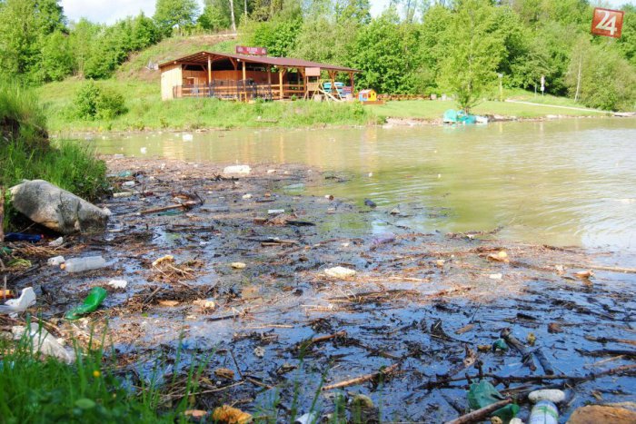 Ilustračný obrázok k článku OBRAZOM: Veľká voda priniesla haldy odpadu. Vodné dielo Žilina vyzerá ako smetisko