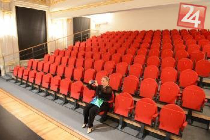 Ilustračný obrázok k článku Posledná premiéra sezóny: Voľnomyšlienkar vás zabaví relativitou morálky vo vtipných dialógoch