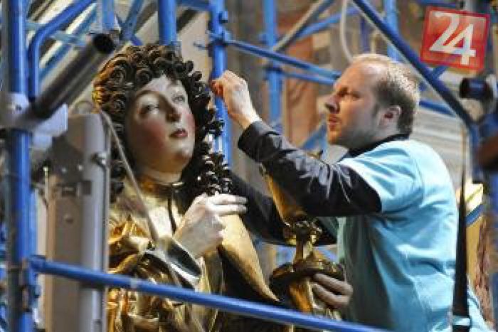 Ilustračný obrázok k článku Reštaurovanie oltára Majstra Pavla pokračuje: Ľudia si budú môcť práce vychutnať na živo!