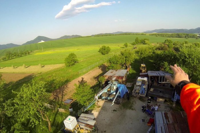 Ilustračný obrázok k článku Pri Žiline musel zasahovať vrtuľník: Muža (36) pritlačil jeden nákladiak o druhý!