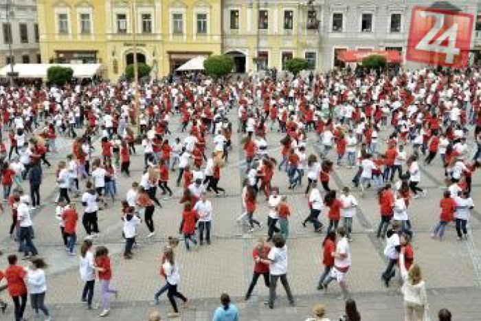 Ilustračný obrázok k článku O čo im išlo? Námestie sa zmenilo na masový parket, trsalo na ňom 1000 študentov!