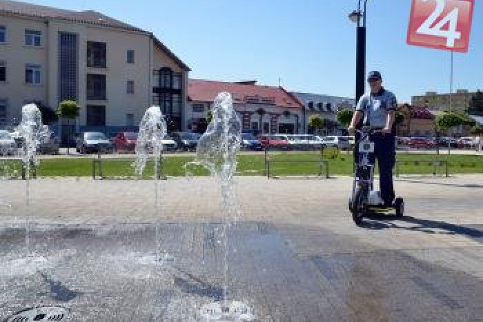 Ilustračný obrázok k článku Michalovskí policajti a ich netradičná doprava: Po centre mesta jazdia na trojkolke!