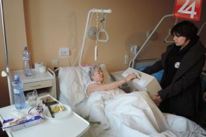 Ilustračný obrázok k článku Pacienti v Rooseveltke už odvolili: Niektorých navštívili aj s prenosnou urnou