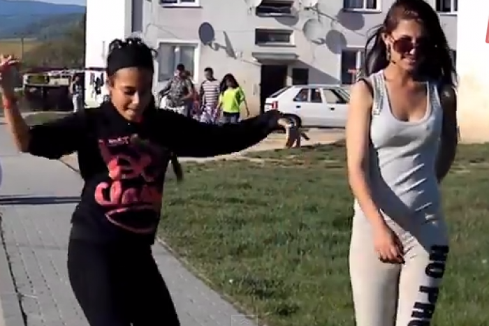 Ilustračný obrázok k článku HAPPY mánia dorazila aj do Humenného: Skladba od Pharrella roztancovala rómsku osadu!