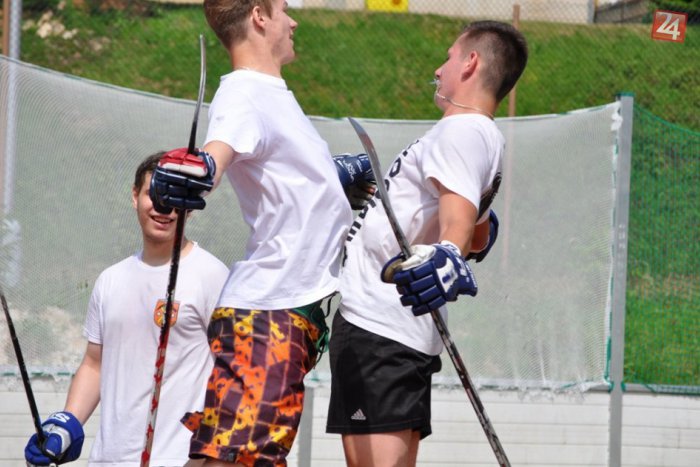 Ilustračný obrázok k článku Hokejbalový turnaj mužstiev amatérskej hokejbalovej ligy: V 1. ročníku si najlepšie počínali chlapci z tímu Loosers