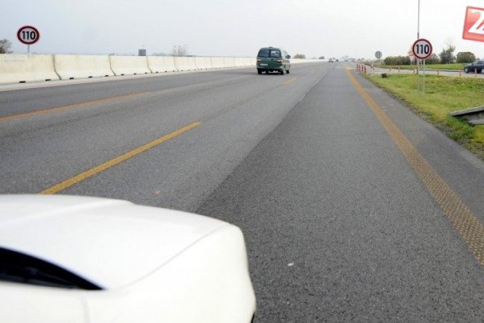 Ilustračný obrázok k článku Hrozivé chvíle na rýchlostnej ceste: Po R1 išlo auto v protismere!