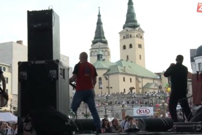 Ilustračný obrázok k článku Skromné začiatky Staromestských slávností: Pódium z lešenárskych trubiek a ozvučenie z Avie...