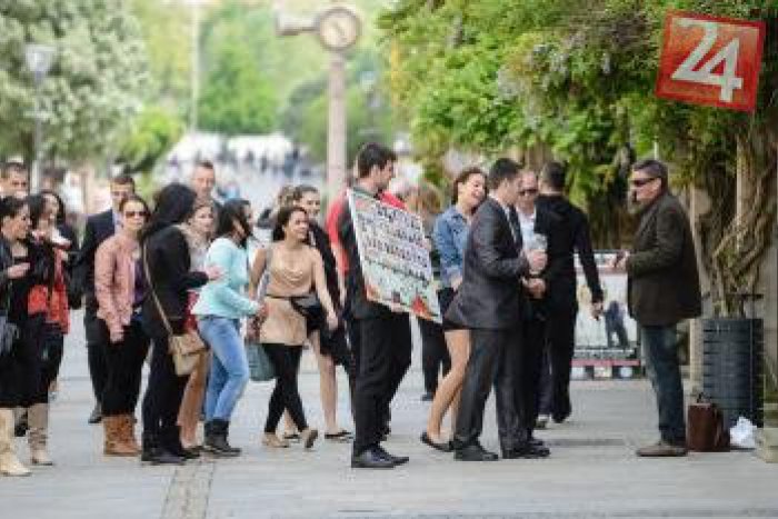 Ilustračný obrázok k článku Maturitné tablá á la Brezno? Pozrite, čo všetko sa dá vidieť na námestí