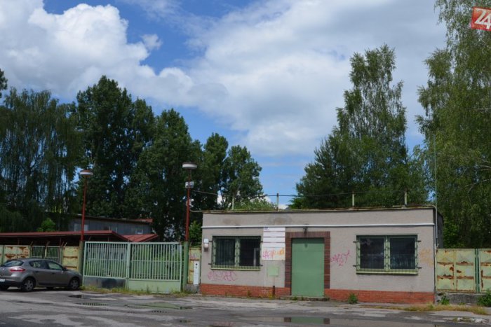 Ilustračný obrázok k článku Čo je doma, to sa počíta: Luboš (23) si chcel z brány odmontovať plechovú platňu