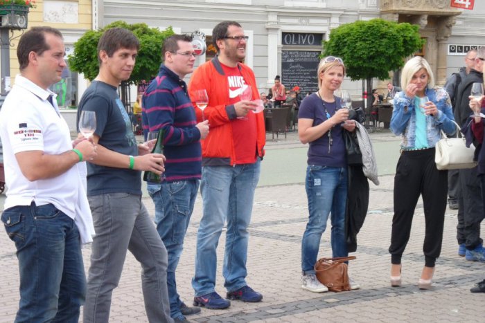 Ilustračný obrázok k článku Pod Urpínom sa degustovalo vo veľkom: Bystrické námestie sa zmenilo na vínnu cestu