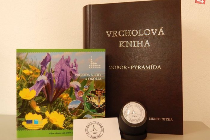 Ilustračný obrázok k článku Novinka pre turistov: Na Pyramíde pribudne vrcholová kniha a pečiatka