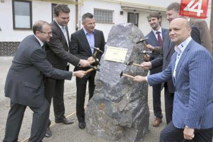 Ilustračný obrázok k článku Minister poklepal pri Žiline základný kameň: Vlaky budú po trati jazdiť 160 km/h, vieme kedy...