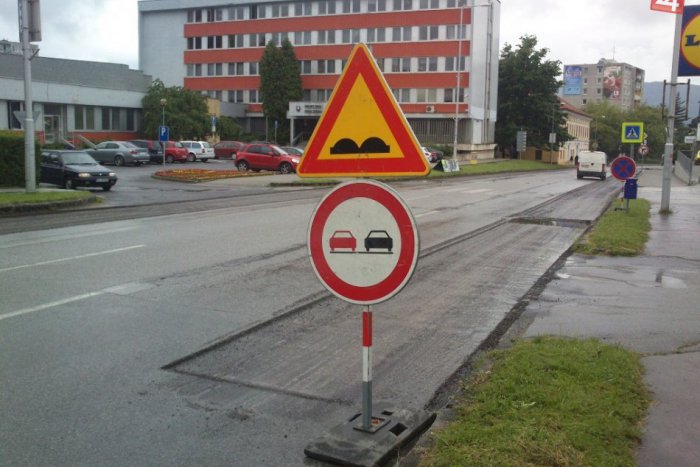 Ilustračný obrázok k článku Motoristi sa dočkali: V Rožňave si zajazdia na nových vozovkách