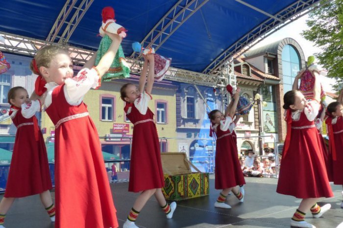 Ilustračný obrázok k článku Krojované bábiky 2014: Uvidíme kvalitné umelecké vystúpenia detských kolektívov zo Slovenska i zo zahraničia