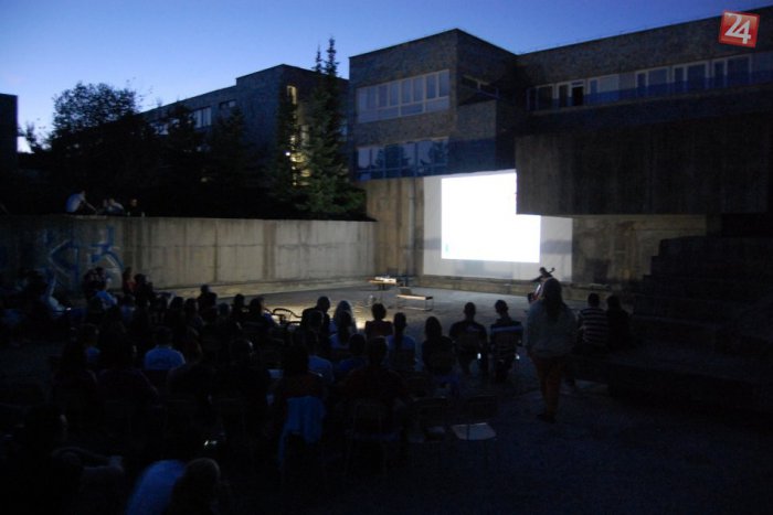 Ilustračný obrázok k článku Kino v bazéne je tu opäť: Dvakrát viac podujatí a nielen filmy, na čo sa dá ísť v júni?