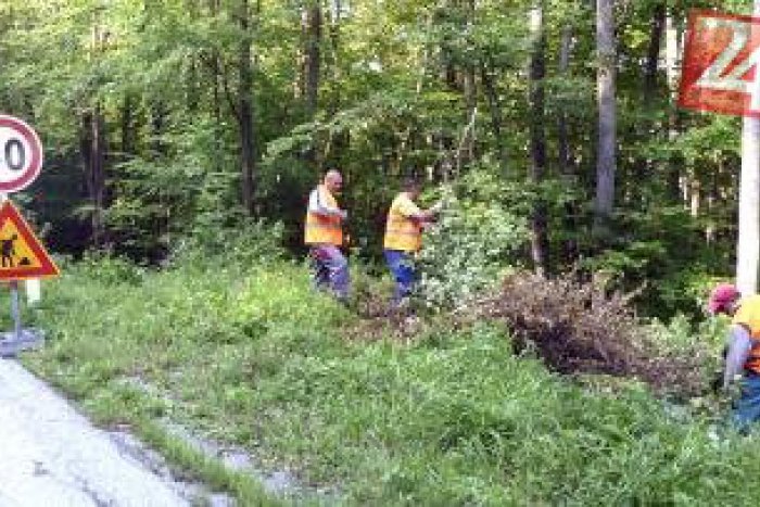 Ilustračný obrázok k článku Jelšava prijala ponuku Kotlebu a takto to vyzerá v praxi: Obyvatelia už makajú na cestách