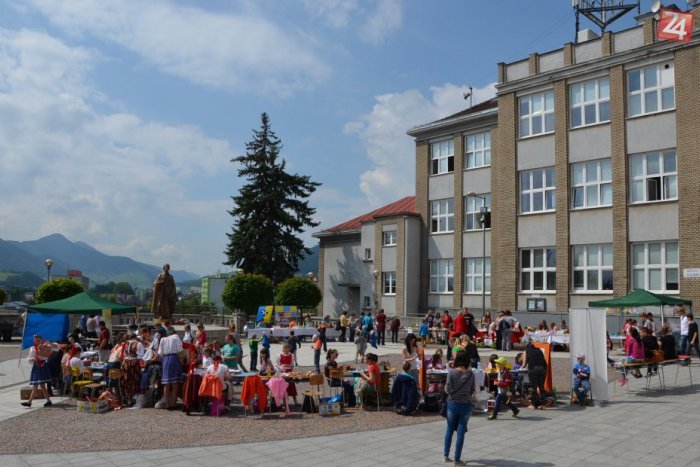 Ilustračný obrázok k článku Na Jarmočku sa predávalo, maľovalo, tkalo, hralo divadlo, ...