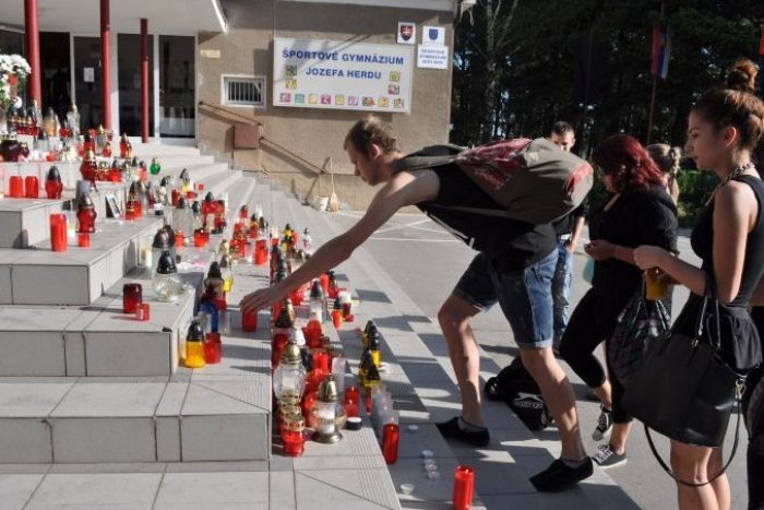 Ilustračný obrázok k článku Gymnázium je ponorené v smútku: Žiaci aj učitelia v čiernom, pomáha aj jeho absolvent Patrik Herman