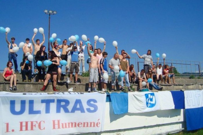 Ilustračný obrázok k článku Neopakovateľná šanca pre humenský futbal: V zápase o všetko sa chystajú pomôcť aj fanúšikovia!