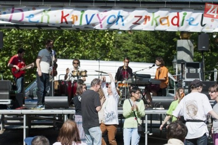 Ilustračný obrázok k článku Bubnová show a pomoc mentálne postihnutým: V Bratislave bude Deň krivých zrkadiel!