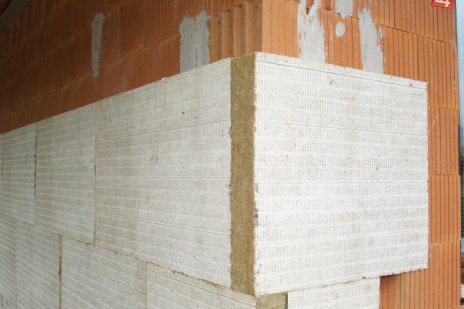 Ilustračný obrázok k článku Muž (30) z Topoľčian čelí obvineniu: Mal zobrať peniaze za zateplenie domu, prácu nevykonal