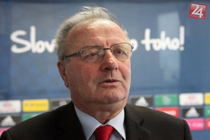 Ilustračný obrázok k článku Výnimočná pocta pre Jozefa Vengloša: Extréner Slovana dostal vyznamenanie od FIFA!