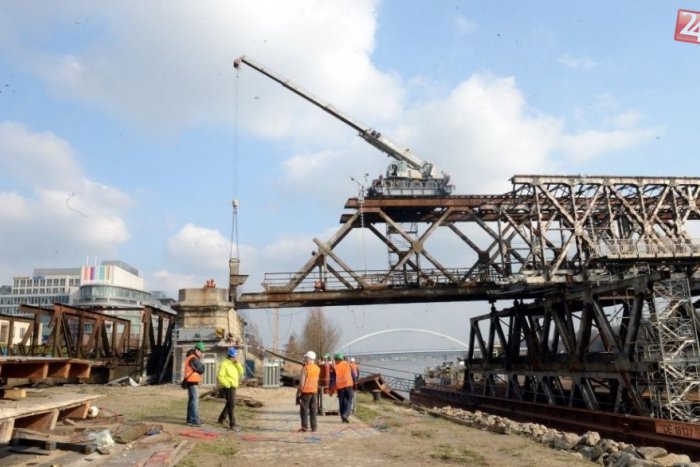 Ilustračný obrázok k článku Na Starý most sa nezabudne: Na pamiatku sochy červeného trpaslíka sa môžu skladať aj obyvatelia!