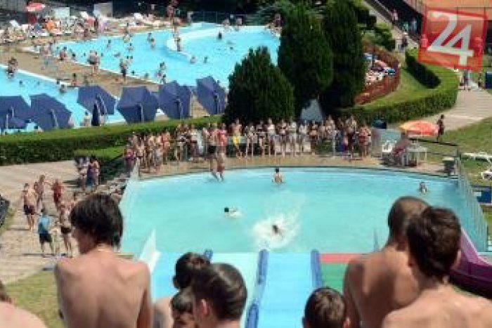 Ilustračný obrázok k článku Známe kúpalisko už otvorili: Košičania si užívajú letnú pohodu na Tritone