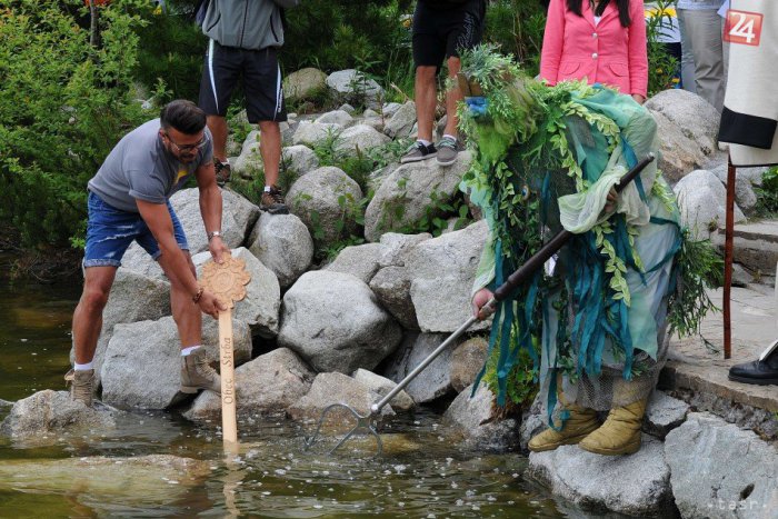 Ilustračný obrázok k článku Štrbské pleso je odomknuté, letná sezóna otvorená: Novinkou je štýlová drevená pramica