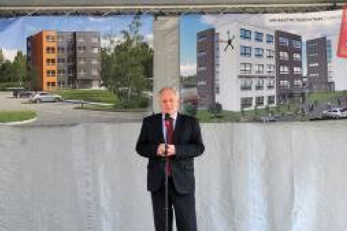 Ilustračný obrázok k článku OBRAZOM: Minister školstva poklepal základný kameň, v Žiline vyrastá vedecký park a výskumné centrum