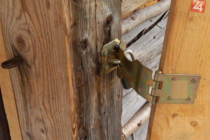 Ilustračný obrázok k článku Smolný piatok 13-teho pre Josefa z Česka (28): Do chaty sa nedostal, ale skončil u policajtov