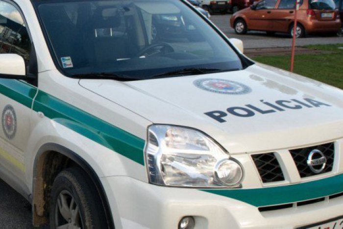 Ilustračný obrázok k článku Prekvapenie, ktoré vie "potešiť": Na aute nezostalo ani jediné koleso!