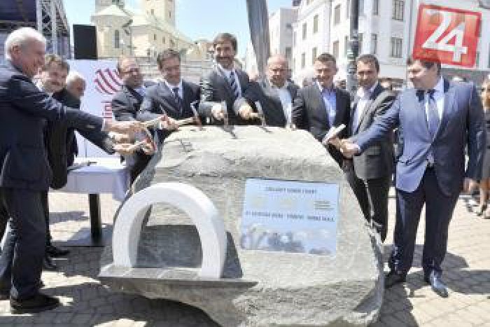 Ilustračný obrázok k článku OBRAZOM: Odštartovala výstavba D1 a D3 pri Žiline, minister Počiatek označil tunel Višňové za gordický uzol