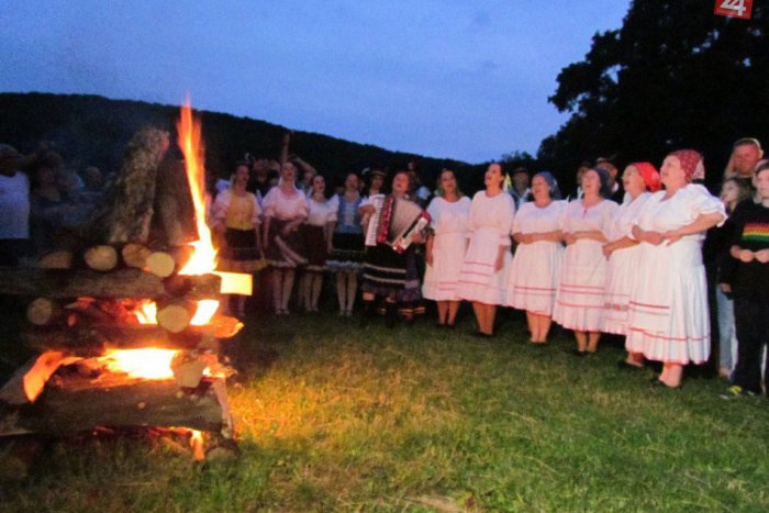 Ilustračný obrázok k článku Kúzelná noc na vlastnej koži: Zažite atmosféru tajomna na Vinianskom jazere!