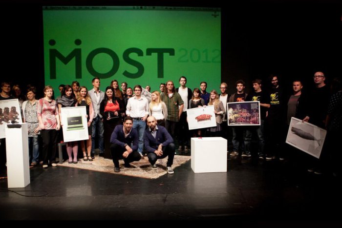 Ilustračný obrázok k článku Poznáte skvelých mladých ľudí? Nominujte ich na cenu MOST