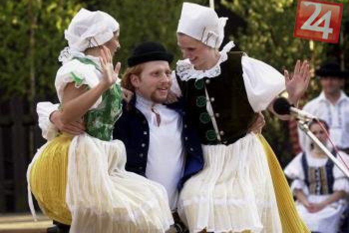 Ilustračný obrázok k článku Horehronské dni spevu a tanca priťahujú tisíce návštevníkov: Predvedie sa aj Marek Ťapák