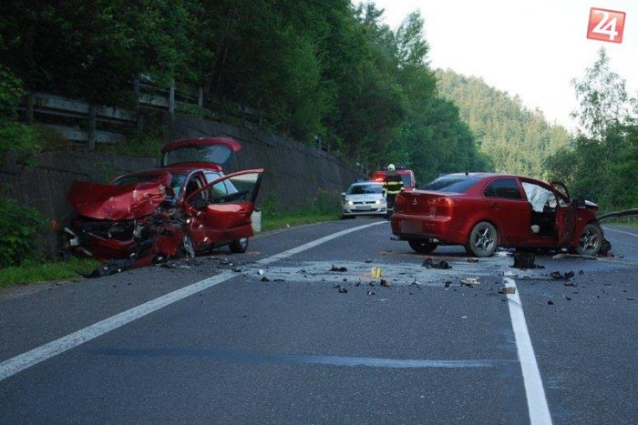 Ilustračný obrázok k článku Vodič (27) na Mitsubishi Lancer utrpel ťažké zranenia: Čelne vrazil do Peugeot 307