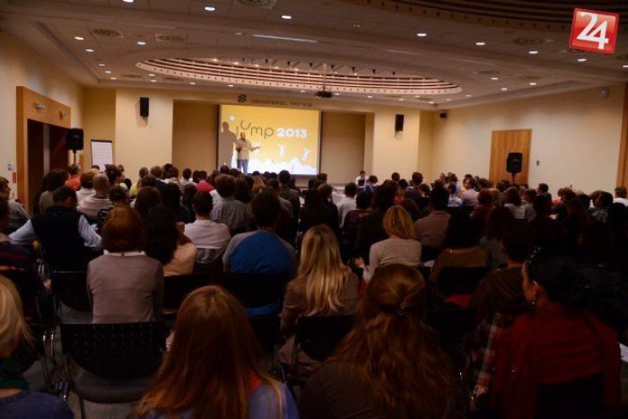 Ilustračný obrázok k článku Poznáme prvých spíkrov Jump Slovensko: Rečniť budú o závislostiach, inakosti a tanci