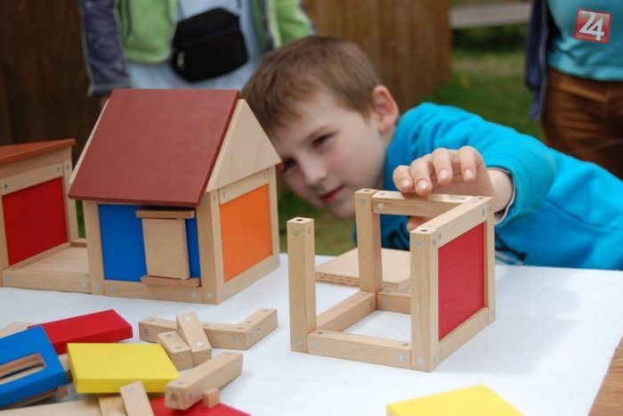 Ilustračný obrázok k článku Mikulášania zaplátali dieru na trhu: Originálne drevené hračky vyrábajú u seba v kuchyni