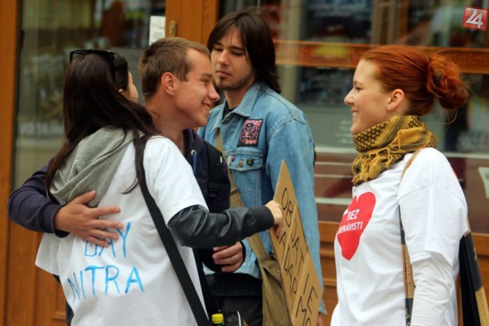 Ilustračný obrázok k článku Chodci dostanú ponuky, s akými sa bežne nestretnú: V Nitre sa budeme objímať na uliciach!