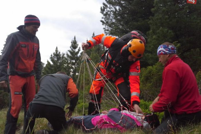 Ilustračný obrázok k článku Popadané stromy komplikovali záchranu. Na pomoc letel vrtuľník