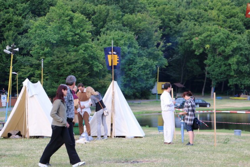 Ilustračný obrázok k článku Leto na Vinianskom jazere a Hôrke: Koľko zaplatíte za stanovanie či vstup autom?