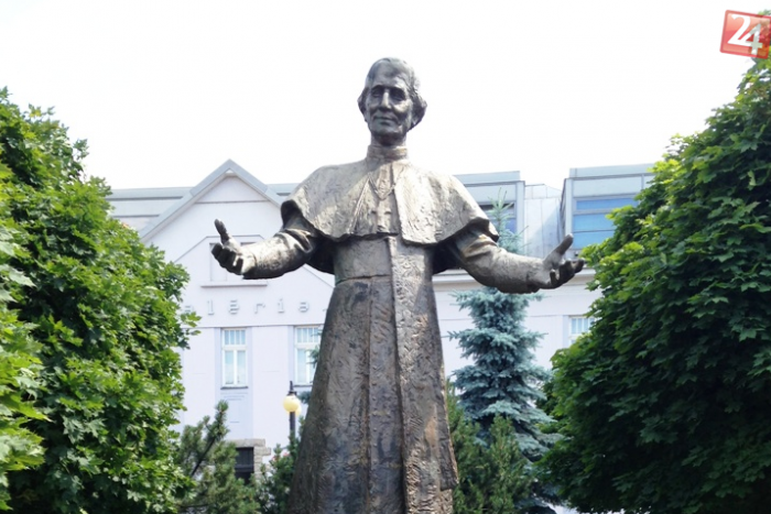 Ilustračný obrázok k článku Žilinčania, všimli ste si? Socha Andreja Hlinku má nové označenie