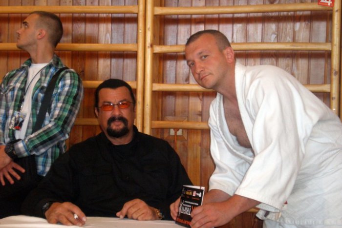 Ilustračný obrázok k článku AUTENTICKÉ FOTO: Takto to vyzeralo na tréningu so Stevenom Seagalom!