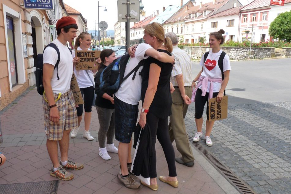 Ilustračný obrázok k článku V Bystrici bude rozdávať objatia zadarmo aj medveď: Viac o Hug Day v ROZHOVORE s Jaroslavom Dodokom (20)